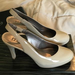 Taupe pump